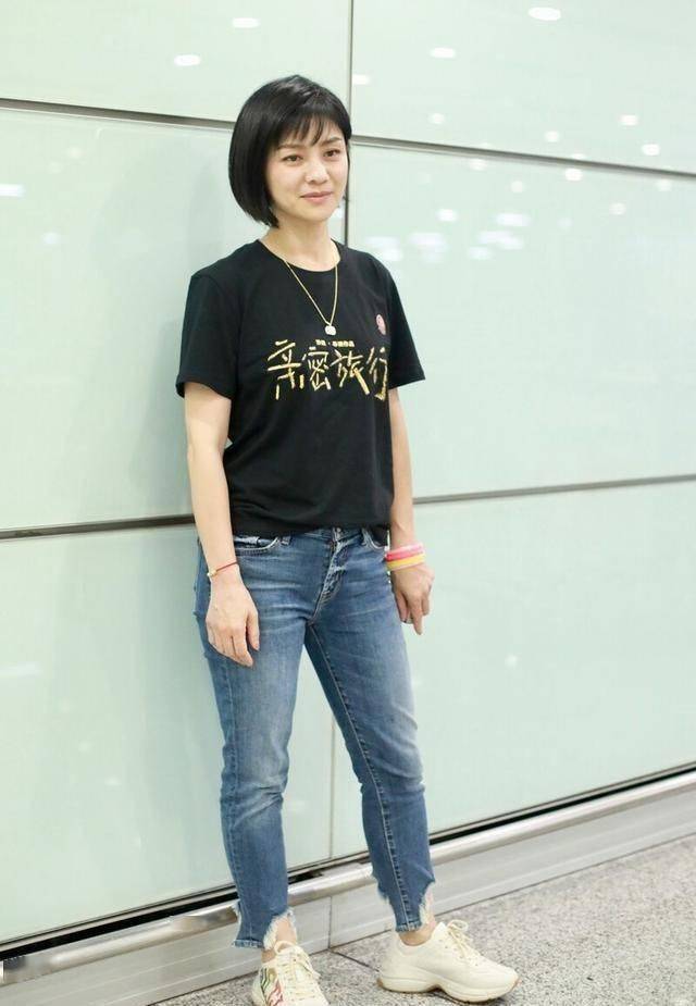 胡可穿运动服走机场腹部突出体型下垂这就是中年人真实身材