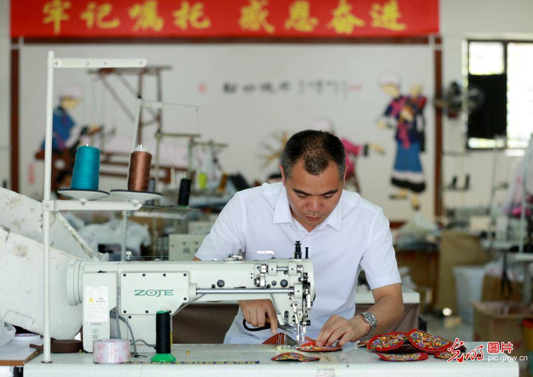 native|Embroidery workshop helps local poverty alleviation in SW China's Guizhou