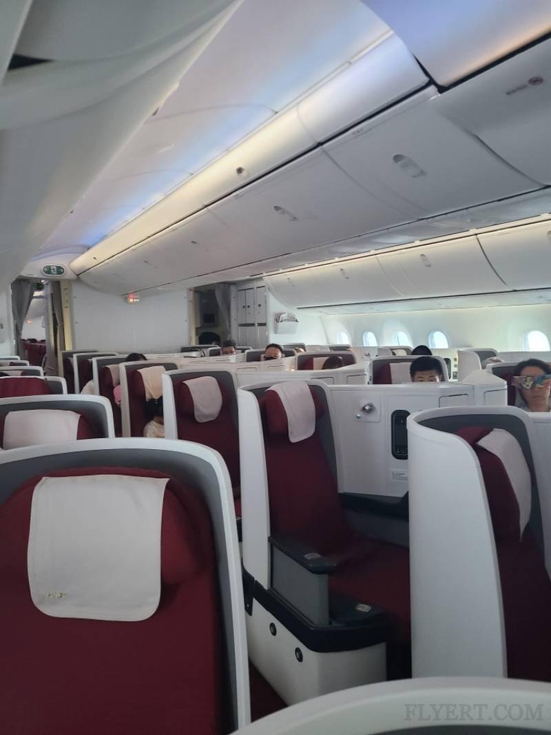 不愧是海航的精品航线!公务舱采用分道上菜模式,分量多到夸张_航班