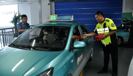 赤峰城区出租车免费发放这个,关键时刻能救命!