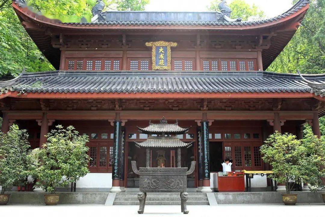 万松书院内的大成殿游览完书院后,从旁边的结义亭顺着石阶往上走