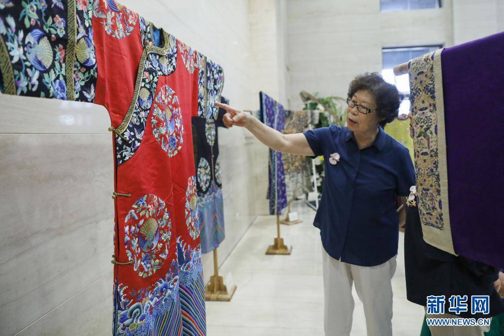 华仪|故宫出版社出版新书《云裳华仪》 展现京绣技艺及中式传统服装之美