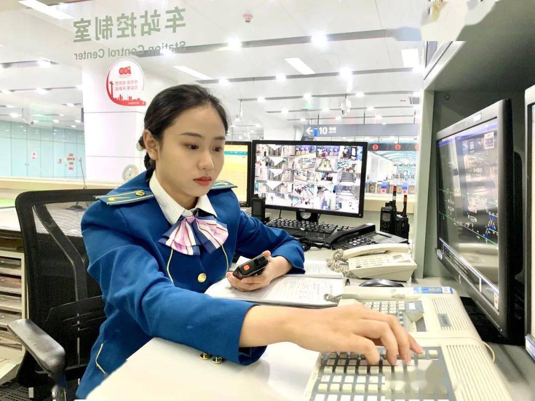 资料图:行车值班员赵春华工作照