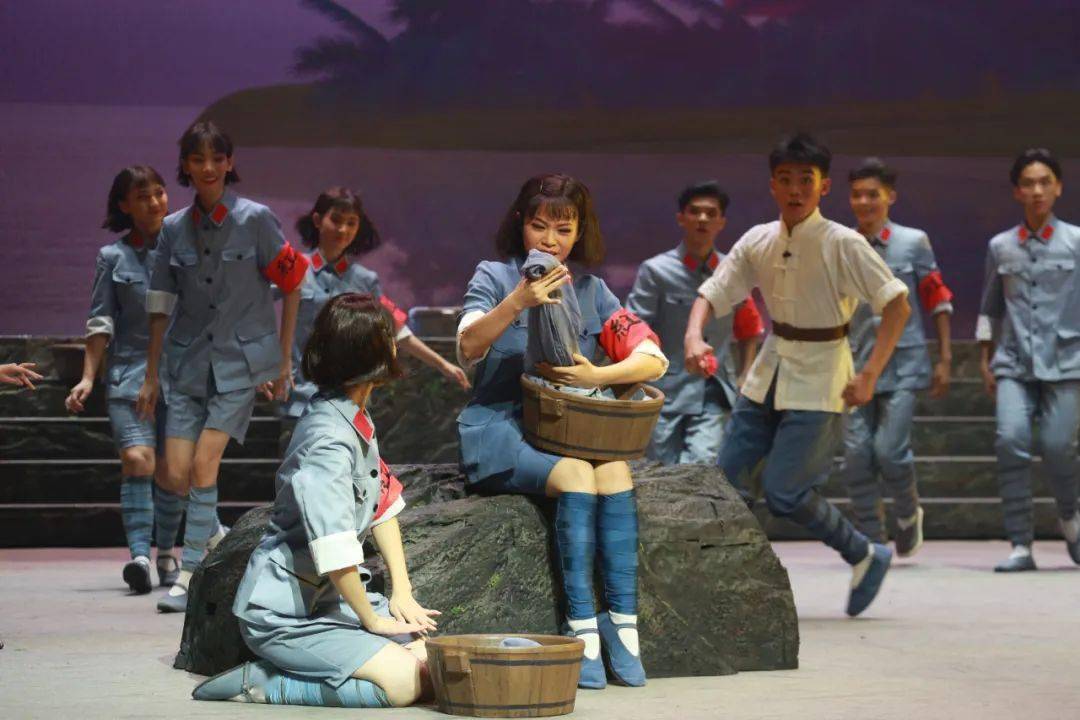 动态现代琼剧红色娘子军复排再演广受戏民好评称赞