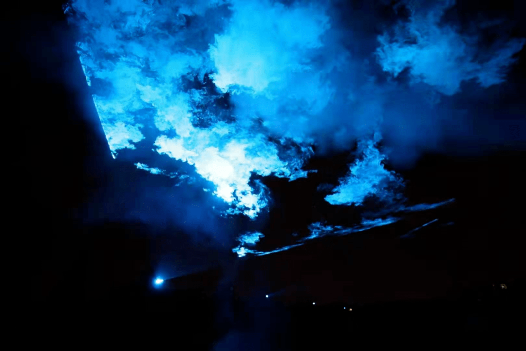 营造出流光溢彩的浪漫氛围配合音乐与烟雾效果通过灯柱长短,颜色和