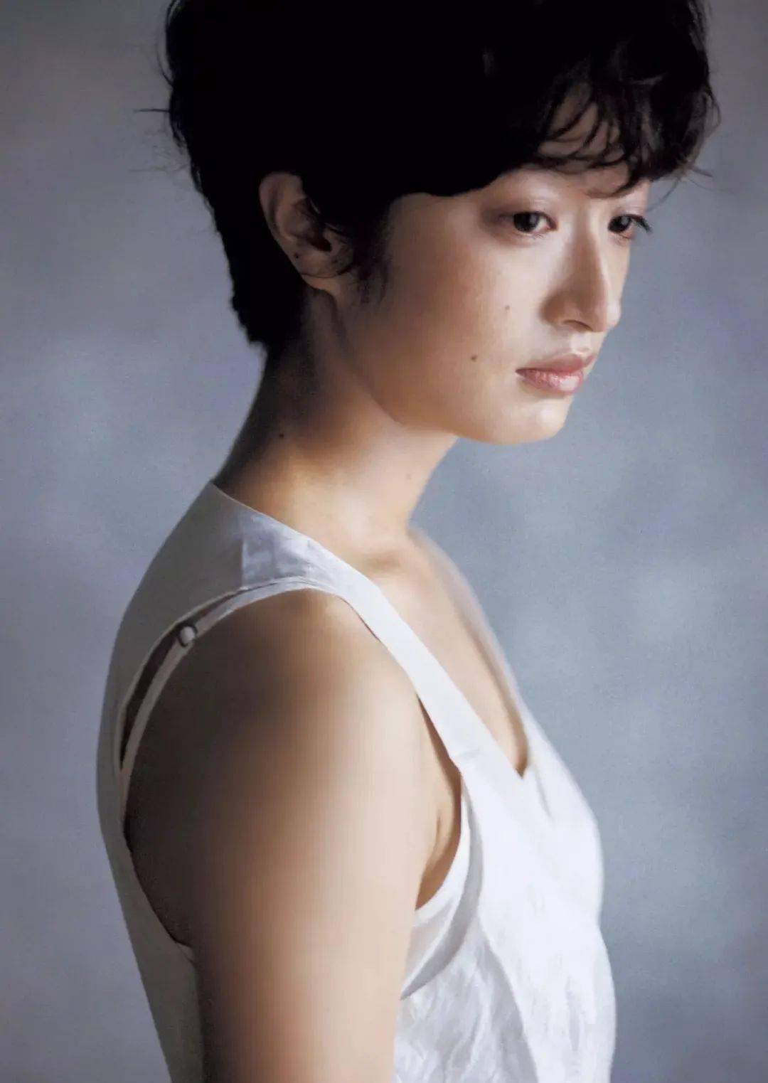 日本爆红男女艺人同天确诊新冠,两人交往至少三年,目前疑似低调同居.
