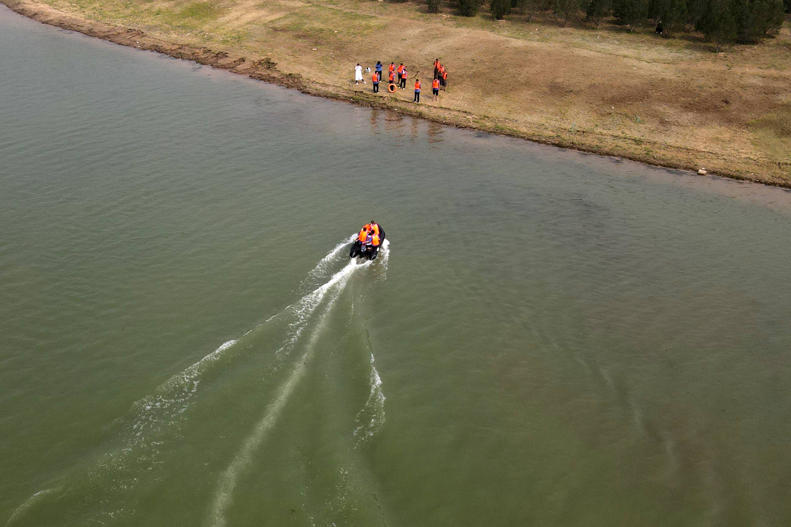 邢台市城管局工作人员驾驶冲锋舟进行搜救"落水人员"演练(无人机照片)