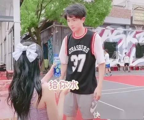 真正的林晚晚与果然合照曝光!假晚晚手上也有痣,被质疑为了假装真晚晚画的_网友