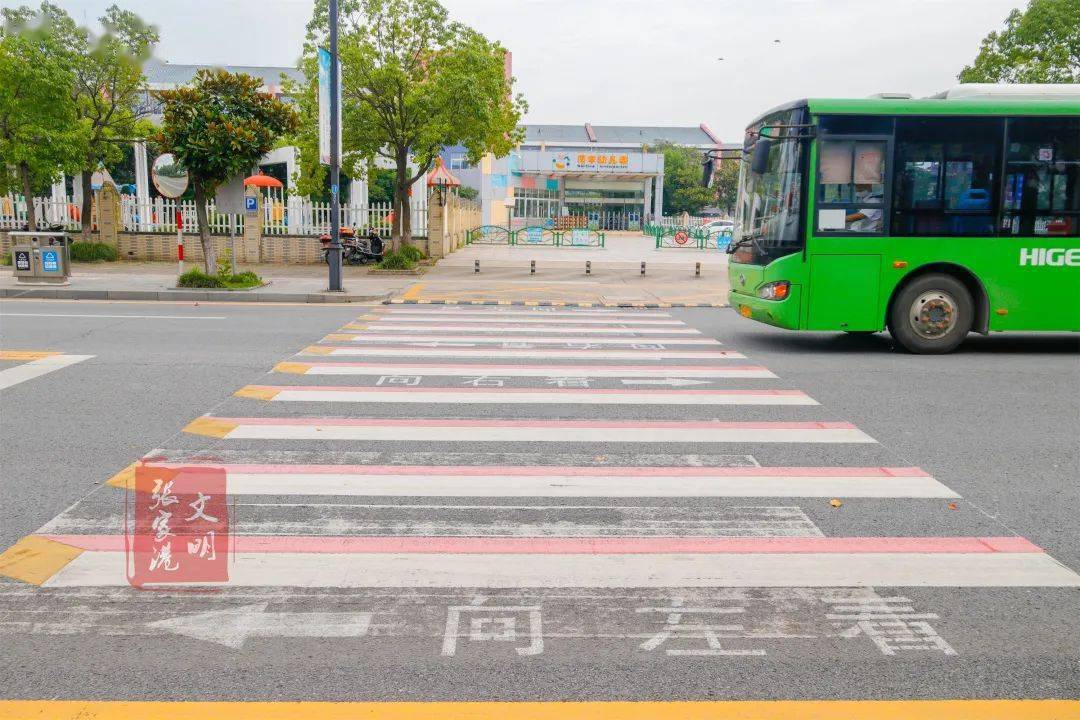 南丰镇各学校,医院门口的斑马线就变样了6月底以来,注意安全