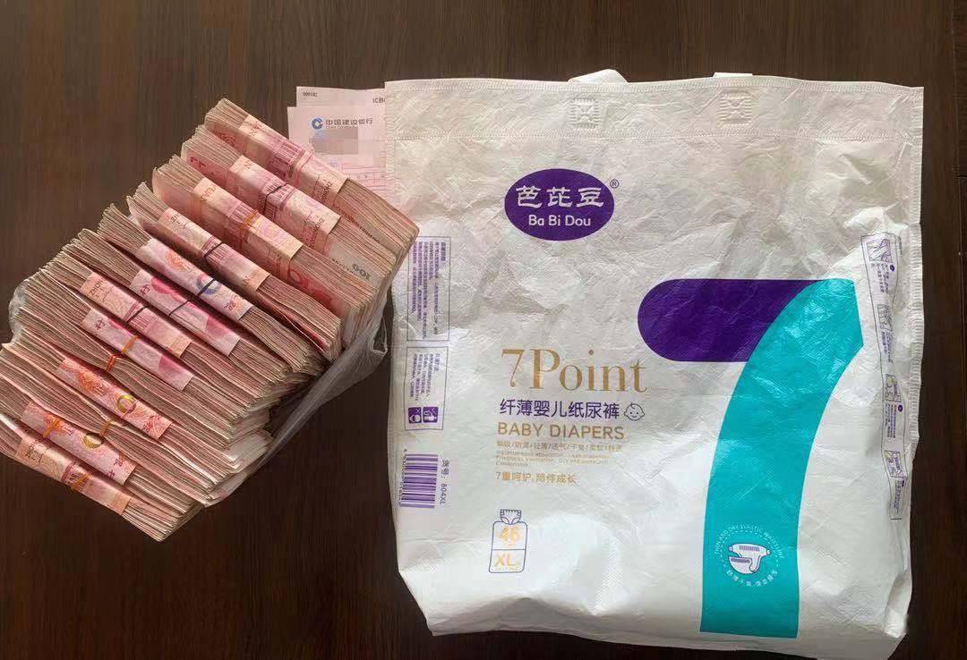 爆赞!这个拾废品的大妈垃圾桶里捡到13万元现金 报警归还给失主了