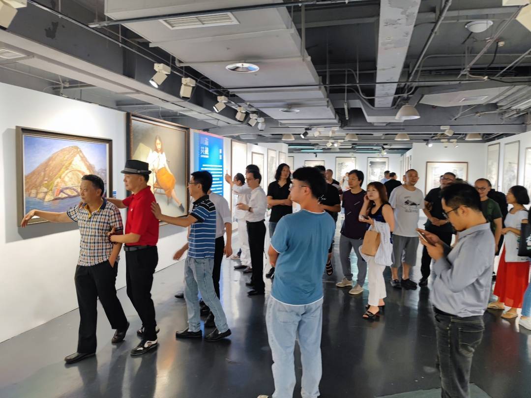 川渝共融美术作品交流展揭幕两地艺术家共绘双城巨变