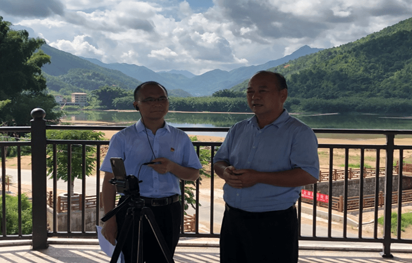 邓世文(左)和梅州市大埔县高陂镇三洲村党支部书记曾金定(右)在讲述