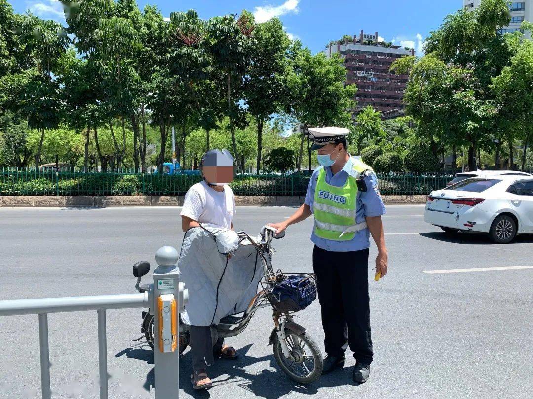聚焦文明交通摩托车非机动车在这条车道上行驶才安全你知道吗