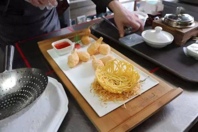 4,盘子一端放个提前炸好的雀巢盏.