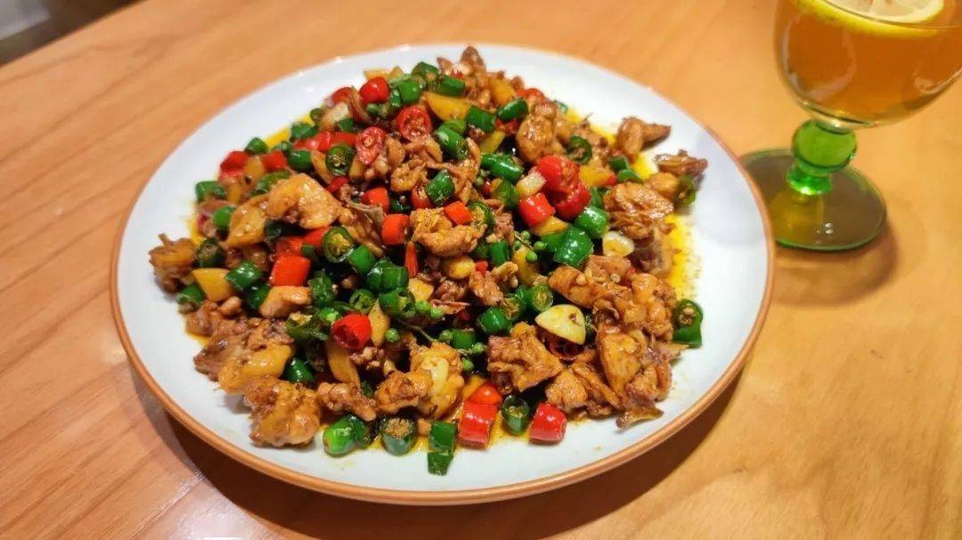 干贝龙虾粥 避风塘青虾 湘味鲜椒鸡 菠萝咕噜肉 更多菜品等你来体验!