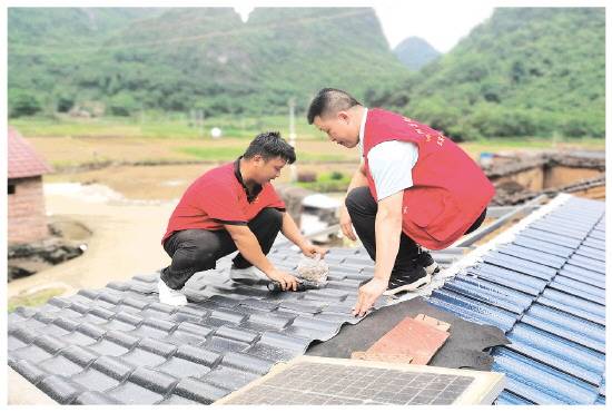 桂林一书记帮村民修房子,村民:真是好书记_秦雷