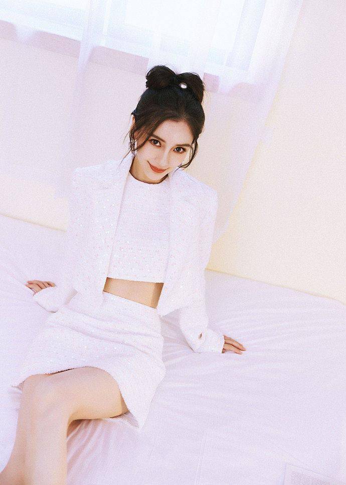 杨颖|Angelababy穿白色腰部镂空西装 蝴蝶结丸子头灵动俏皮