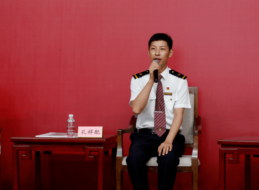 参与山东省内7条高铁联调联试的动车组司机孔祥配走进省委宣传部记者