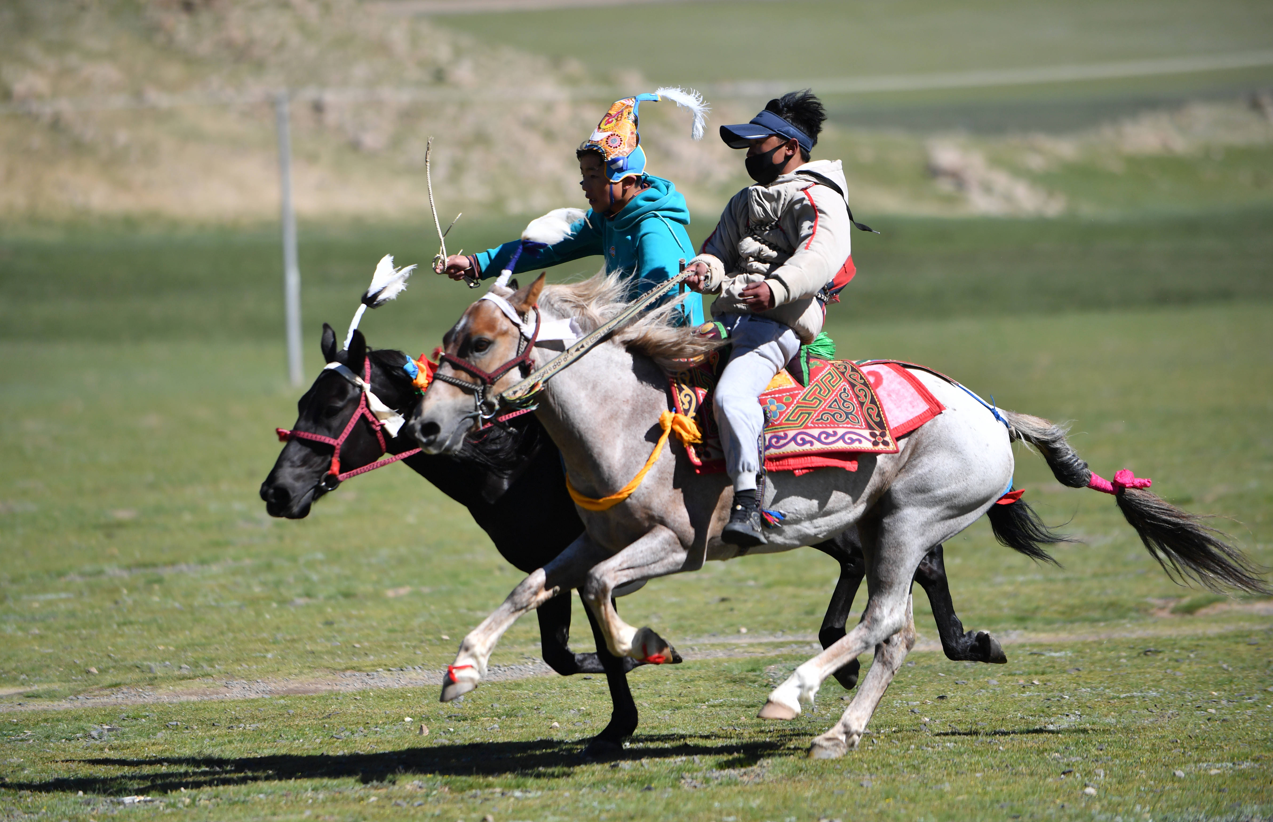 7月15日,西藏班戈县青龙乡牧民在草原上赛马