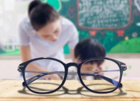 眼睛|东方快评丨防近视低龄化，观念导入很重要
