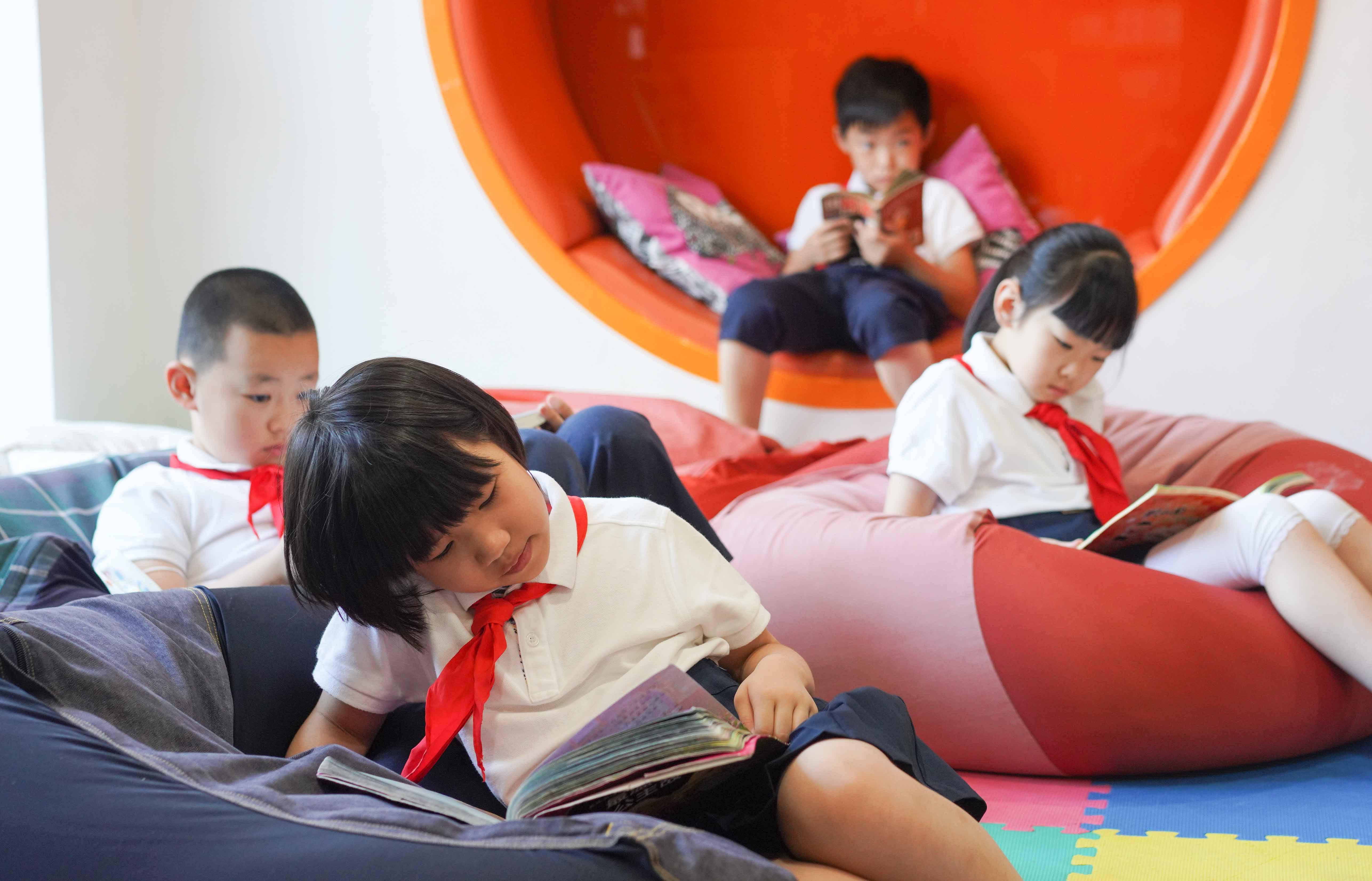 女生在操场踢球,教室里唇枪舌剑正酣!这个暑假,校园风景真不一般_辩论