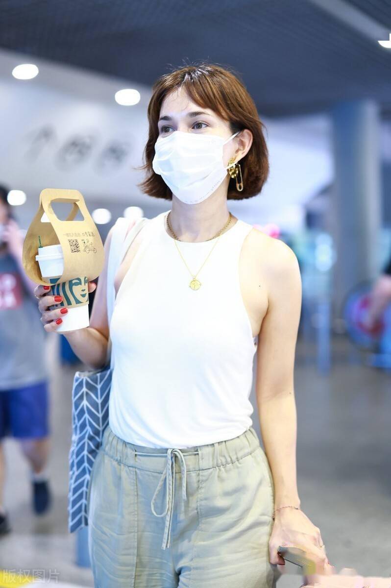 街拍:卢靖姗穿无袖上衣配宽松长裤十分清凉,手拿星巴克悠闲出行