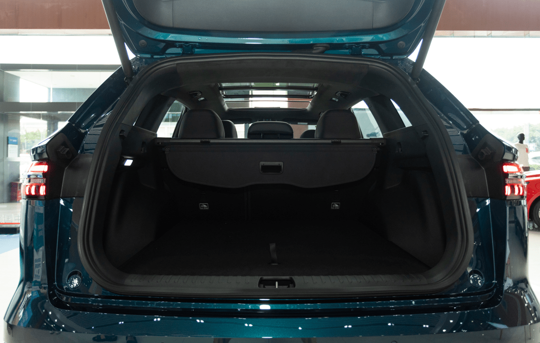 星越l的后备箱空间也看点十足,不管是纵深,宽度和高度都很抢眼.