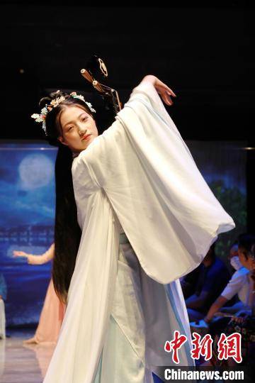 市民|浙江嘉兴：服饰秀演绎千年“丝文化”