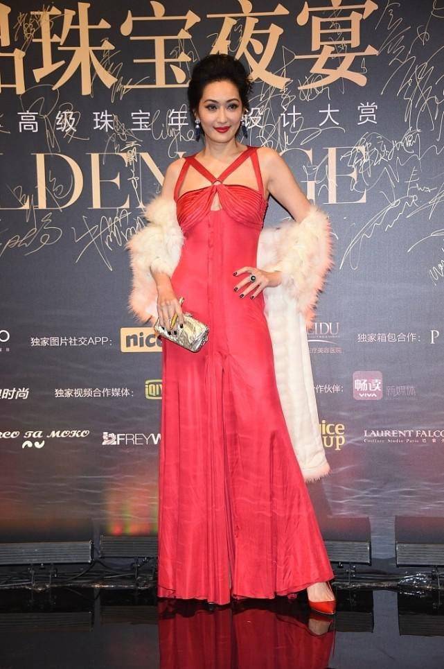 孟广美身材成熟迷人背带礼服配皮草披肩姐姐气场显韵味