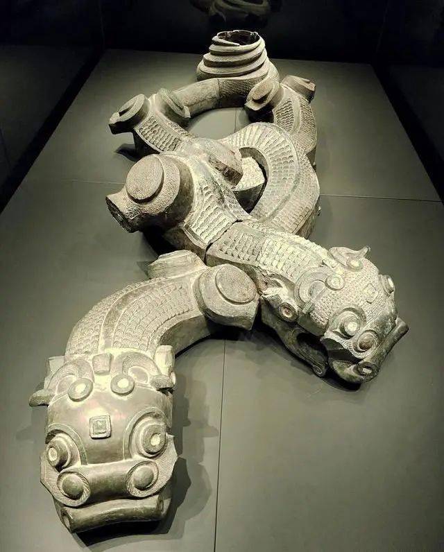 ▲青铜龙现藏于陕西历史博物馆神龙元年（705年）以来，中宗、睿宗兄弟相
