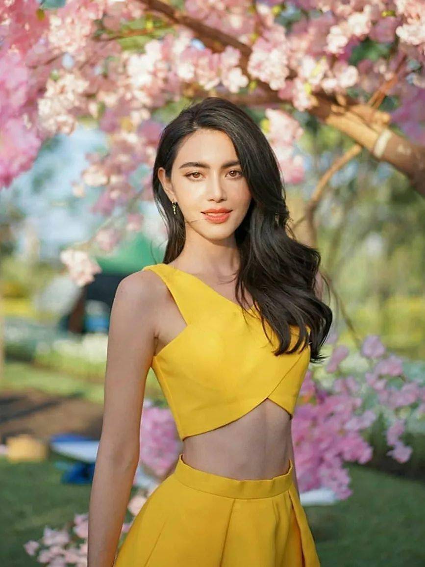 上衣|泰式美人Mai的夏日穿搭，你确定不想学？