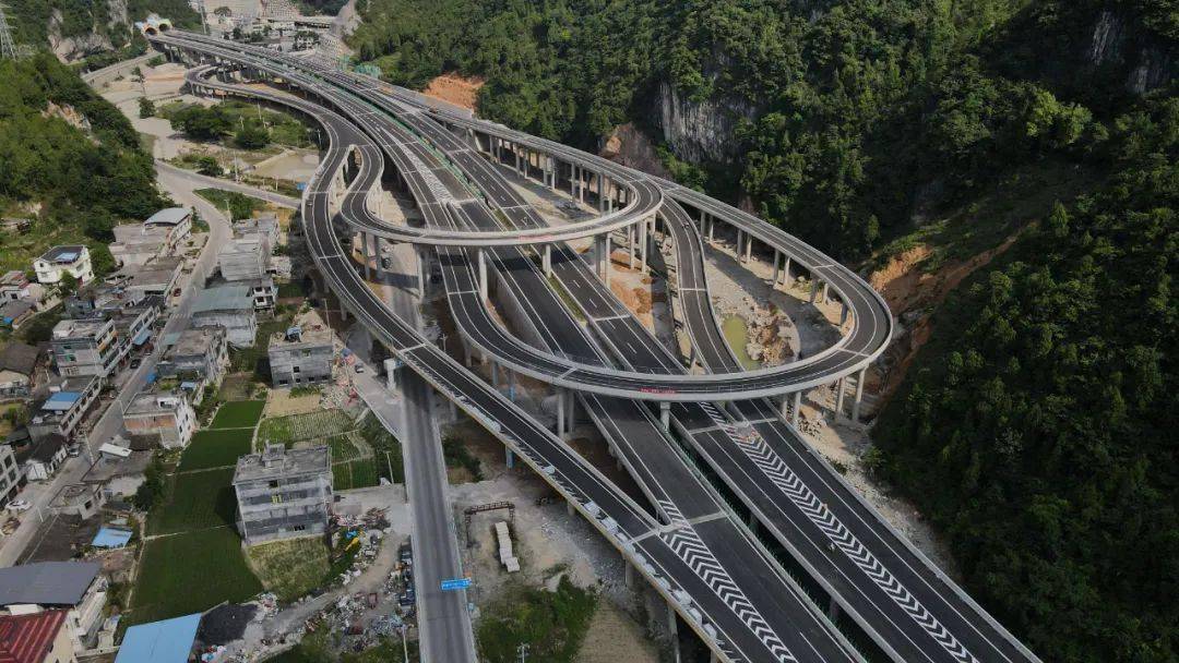 连接贵州重庆双向4车道这条高速公路预计8月通车67