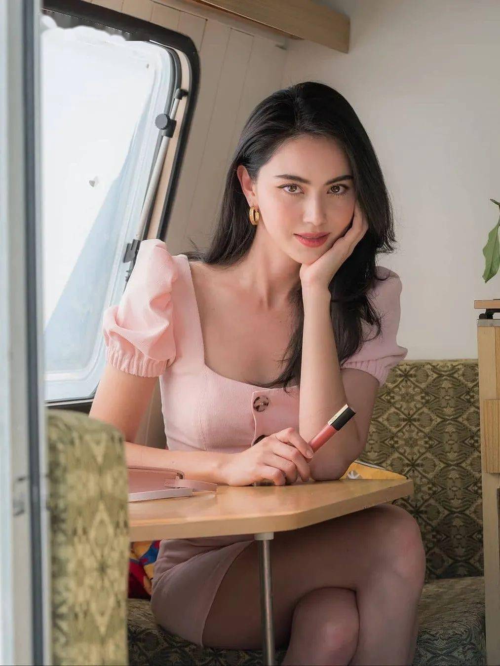 上衣|泰式美人Mai的夏日穿搭，你确定不想学？