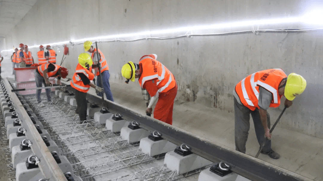 深圳地铁16号线,终于开始铺铺铺轨了!