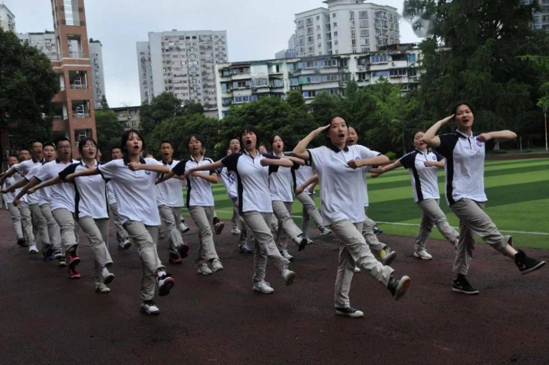 我们的青春在烈日和暴雨下昂扬成都八中高一军训总结