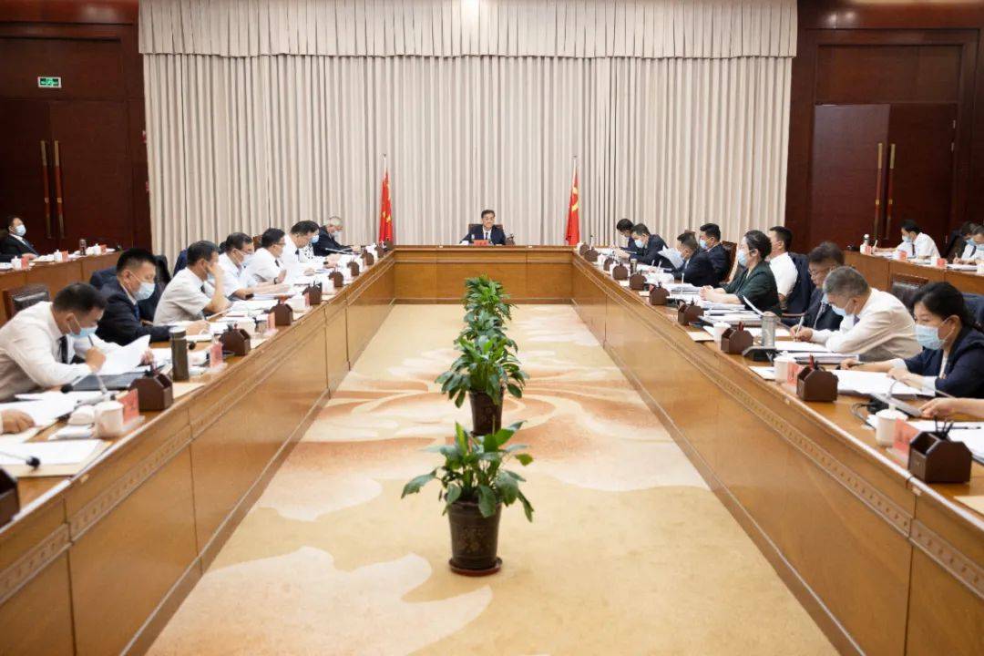 自治州党委常委扩大会议传达学习自治区重要会议及文件精神