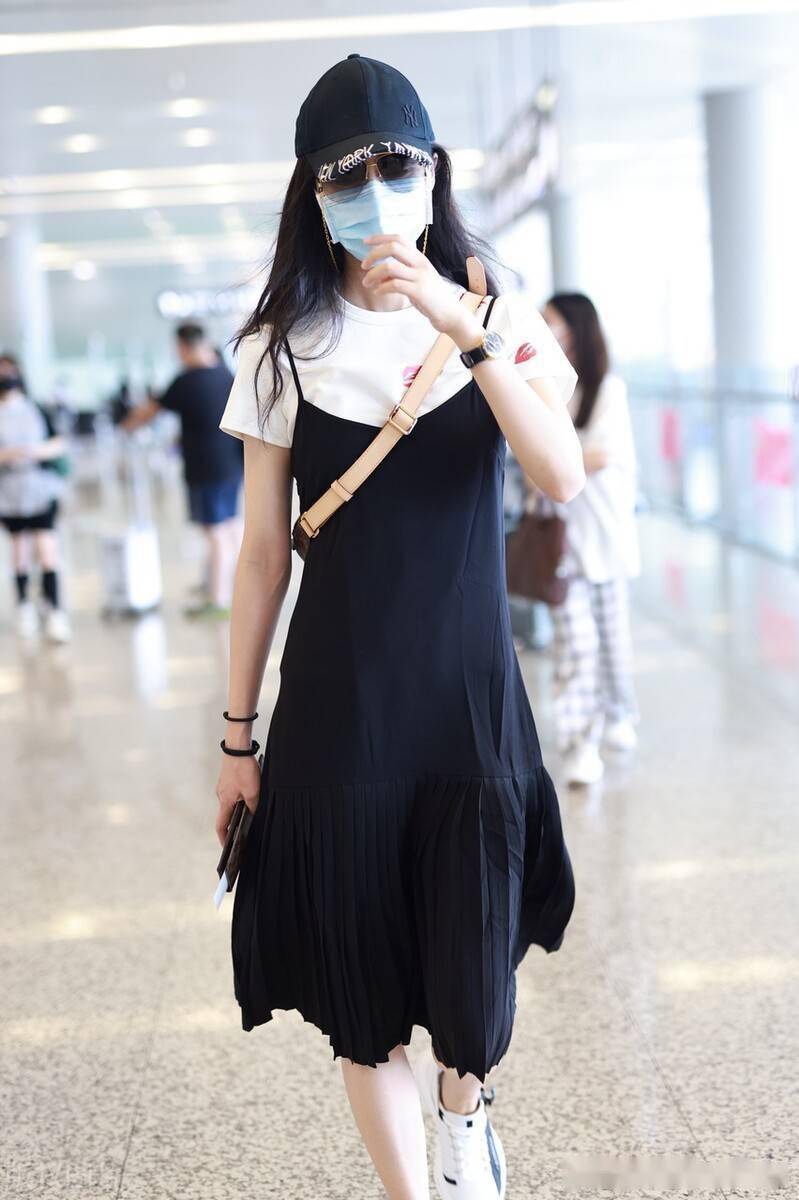 街拍:韩雪戴棒球帽身着黑白裙优雅美丽_机场