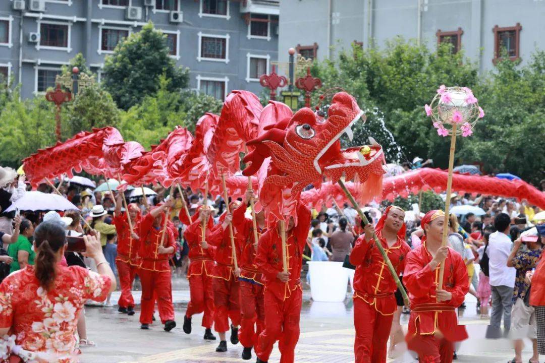 当地群众组织的腰鼓队参加贵州省黔东南苗族侗族自治州剑河县"六月六"