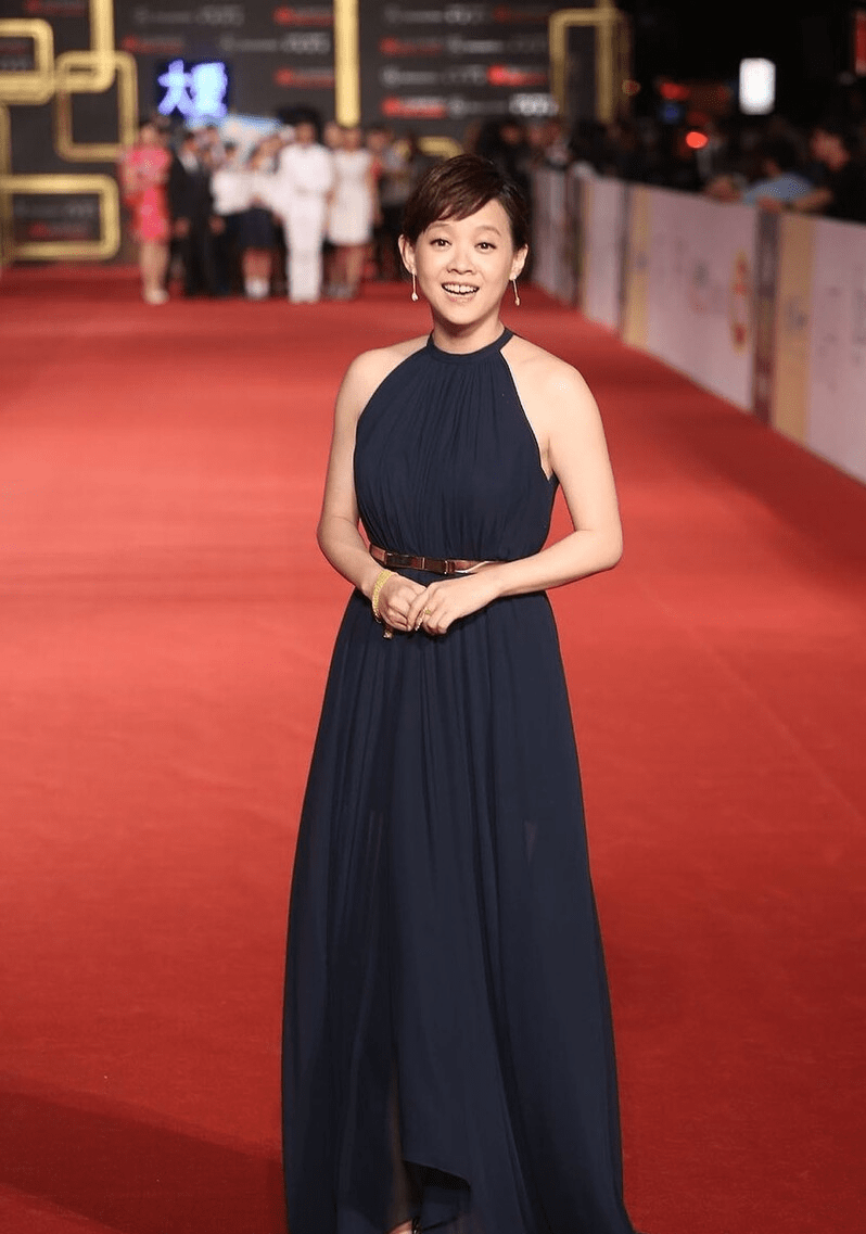 曾宝仪和阿雅胜负心好强裙子背面也不能输花色和单色pk