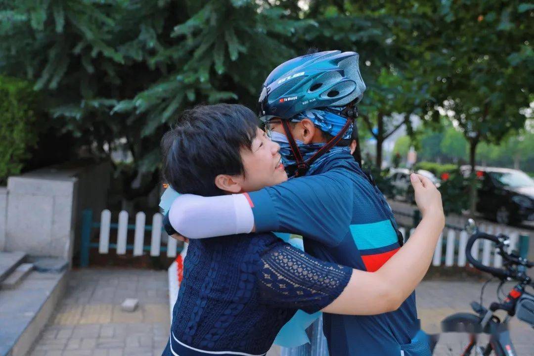 千里单骑追红色,这个男生超酷!_叶嘉怡