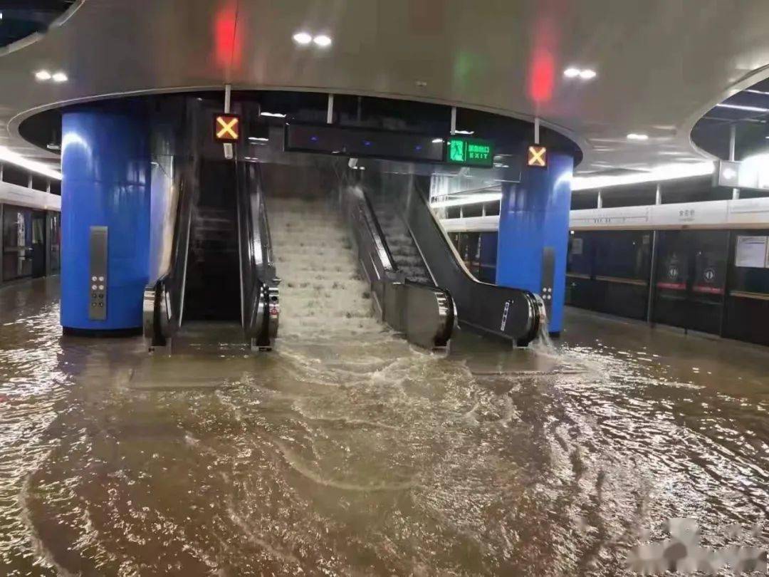 地铁灌水封站,内涝车辆被淹.北京今夜还有雨!