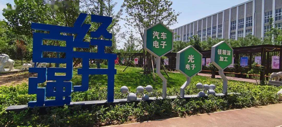 雕塑小品以汽车为主题的3d墙体彩绘爱心驿站动物造型坐凳文化创意让