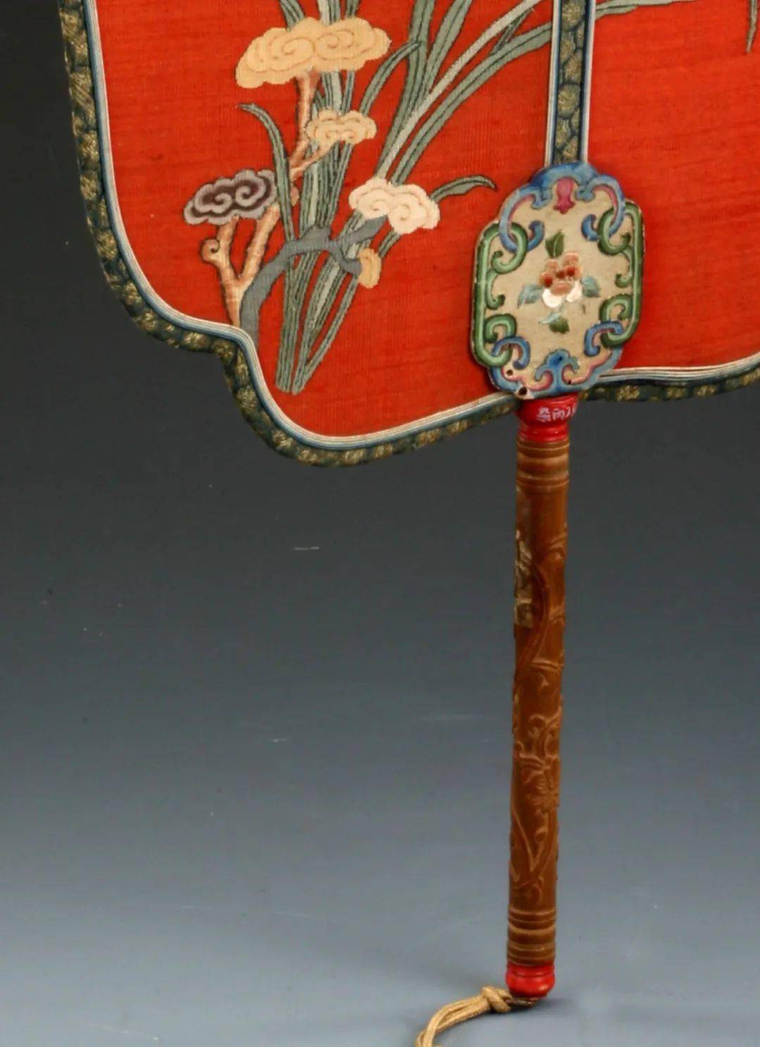 宫藏珍宝清檀木柄大红缂丝兰蝶扇