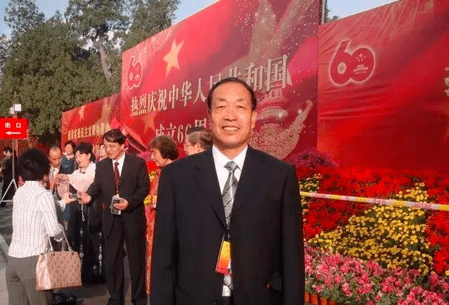 1991年,张神明担任会宁二中副教导主任.