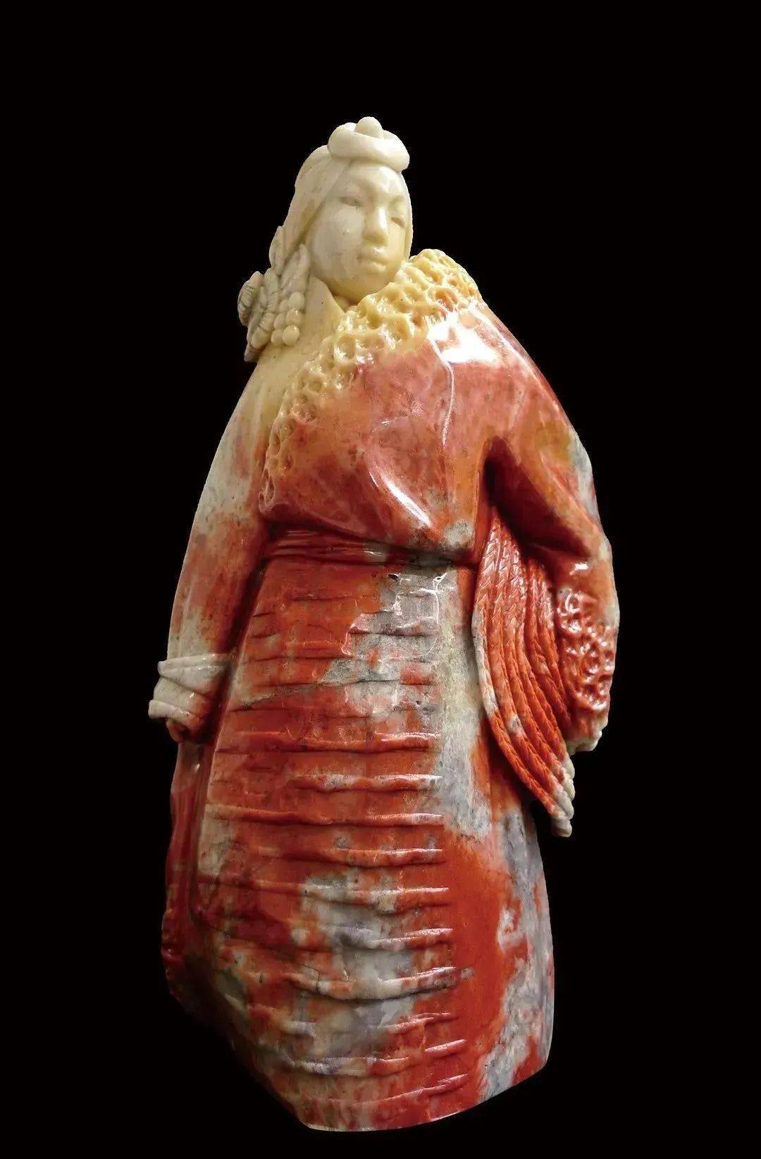 用纤纤素手妙手生花般 刻出一个个人像来 黄丽娟的代表作之一《嘎妞妞