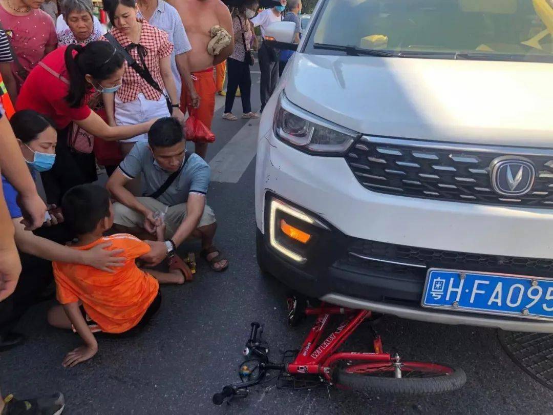 肇庆河旁路一小孩被车撞了.