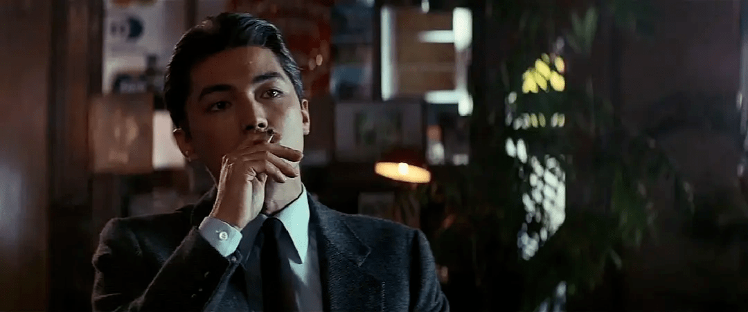 想要感受尊龙的颜值,应该去看1985年的犯罪片《龙年》,尊龙饰演了傲慢