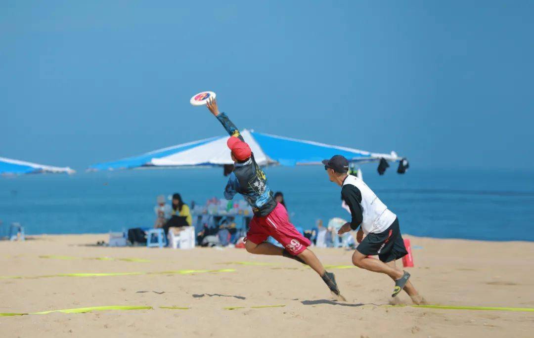 金石滩十里黄金海岸沙滩上,相比于在草地上举办的传统极限飞盘比赛