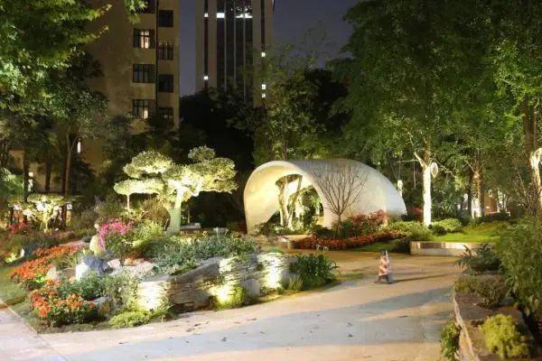 衡山绿地"百草园"街心花园地址:金山区石化街道大堤路208号荟萃园地址