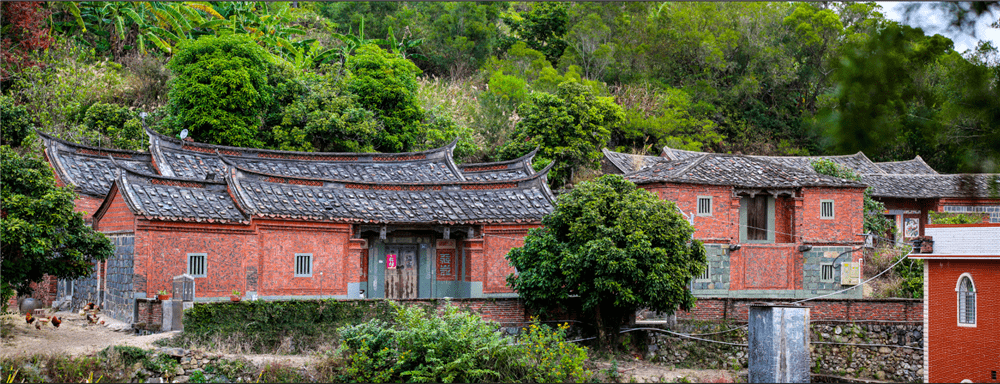 坐落于八峰山,玉落山旁的翁山村是罗溪镇中最具特色的村落.